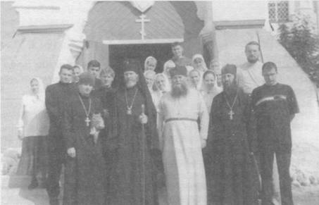 На переднем плане слева направо: отец Иоанн Алешин, архиепископ Максимилиан, протоиерей Георгий Иванов, отец Алексий Рожнов