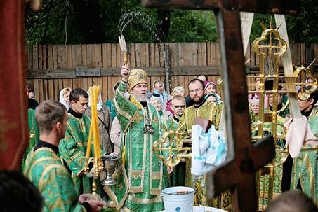Архиепископ Вологодский и Великоустюжский Максимилиан освящает крест./ Фото Алексея Колосова 