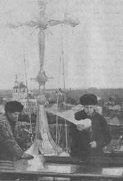 Вологодские кровельщики Н.А. Виноградов и А.Н. Прощелыгин – на самой вершине храма. Фото А. Полицинского