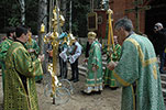Крест освятил архиепископ Максимилиан, управлявший в то время Вологодской епархией