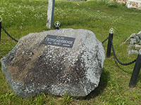 Памятный камень в с. Чарозеро в честь основания с. Петропавловского. Фото Л.В. Жолудева. 2015 г.
