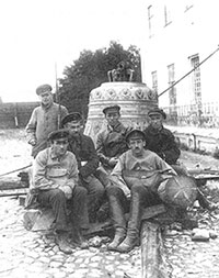 Снятие колоколов со Спасо-Всеградского собора. Фото Оскерко. 1925 г.