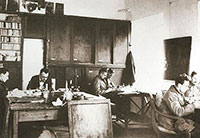 Художник-реставратор Г. О. Чириков (1882-1936) среди сотрудников секции древнерусской живописи ЦГРМ (второй слева). Фото 1920-х гг.