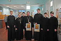 Студенты Вологодской духовной семинарии и преподаватель семинарии протоиерей Алексий Лебедев