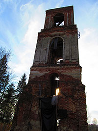 Полуразрушенная колокольня Авнежского Троицкого монастыря