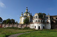 Собор Вознесения и Успенская церковь Спасо-Суморина монастыря (вид с бывшего монастырского кладбища). Фото 2014 г.