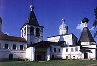 Собор Рождества Богорордицы. Слева: Благовещенская церковь с трапезной. Справа: церковь св. Мартиниана. Фото 1995 г.