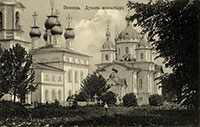 Свято-Духов монастырь. Слева – собор Святого Духа, справа – Знаменская церковь. Почтовая открытка начала XX в.