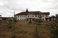 Сохранившийся братский корпус Дионисиево-Глушицкого Сосновецкого монастыря. Фото 2011 г.