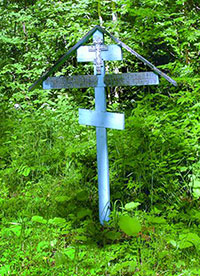 Крест над предполагаемым местом погребения прп. Иннокентия Комельского. Фото 2009 г.