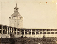 Стена с нишами, окружающая Кирилло-Белозерский монастырь. Фото С. М. Прокудина-Горского, 1909 г.