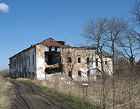 Сохранившаяся трапезная палата Корнилиево-Комельского монастыря. В здании находилась Воскресенская церковь. Фото В. В. Шпака, 2007 г.