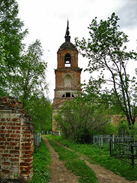 Вид на колокольню церкви Николая Чудотворца на Валухе и кладбище. Фото 2013 г.