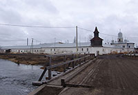 Общий вид построек бывшей Нило-Сорской пустыни с юго-восточной стороны, справа видна надвратная Покровская церковь. Фото 2007 г.