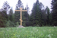 Крест на месте Успенского скита в память 500-летия преставления прп. Нила