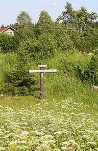Памятный крест на месте Успенского собора Семигородней пустыни. Фото 2010 г.