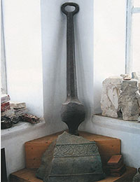 В музее Спасо-Каменного хранится осколок древнего колокола и било, найденные во время разборки руин