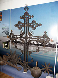Сохранившийся крест Спасо-Преображенского собора. Фото 2008 г.