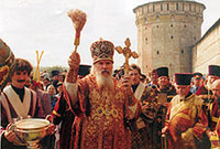 Крестный ход вокруг обители 1 (14) августа 1992 г. Святейший Патриарх Алексий II кропит молящихся Святой водой.