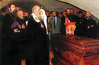 Святейший Патриарх Алексий II у раки преподобного Димитрия Прилуцкого. 1992 г.