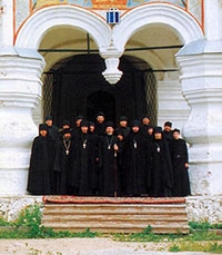 Священноархимандрит монастыря, епископ Вологодский и Великоустюжский Максимилиан с братией обители. 2001 г.