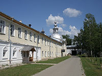 Спасо-Прилуцкий монастырь. Больница и храм Всех Святых. Фото 2011 г.