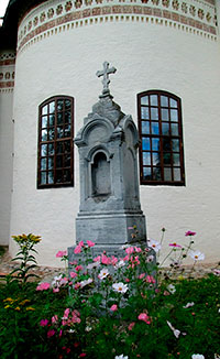 Памятник на могиле прп. Иакова (Поспелова) в Кирилло-Белозерском монастыре