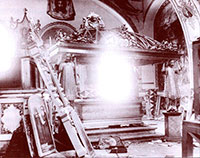 Рака прп. Нила в момент разборки. Фото 1931 г. Святая рака находилась в холодном [Тихвинском] соборе под аркой рядом с юго-восточным приделом прп. Нила