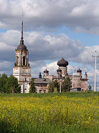 Церковь Троицы Живоначальной в с. Ивановская Усть-Кубинского района. Фото 2007 г.