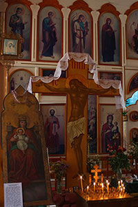 Вид на распятие и иконостас церкви Илии Пророка в с. Абаканово Череповецкого района. Фото 2009 г.