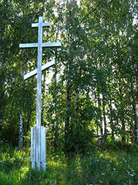 Поклонный крест около разрушенной церкви Покрова Пресвятой Богородицы в с. Минино Череповецкого района. Фото 2007 г.