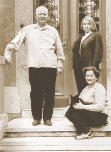 Маршал Конев с дочкой Наталией и женой Антониной Васильевной на даче в Архангельском