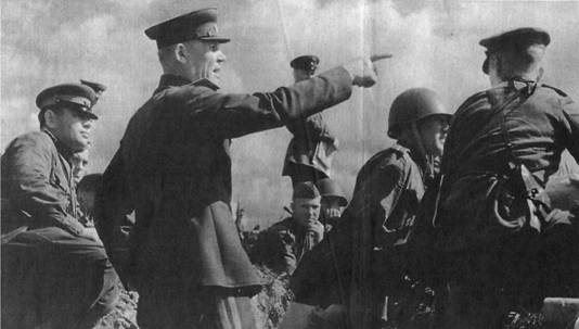 За успешно проведенную операцию по освобождению Украины Сталин прислал Коневу (в центре) ящик сушек и маршальские погоны