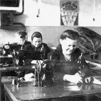 Швеи вологодской фабрики имени Клары Цеткин за изготовлением продукции военного назначения. Фотография 1943 года.
