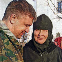 Командир поискового отряда Иван Дьяков беседует с жителями Сокольского района.