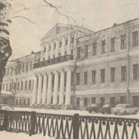 В этом здании, ныне одном из учебных корпусов политехнического института (ул. Ворошилова, 1, ныне Галкинская), находился эвакогоспиталь №1184.