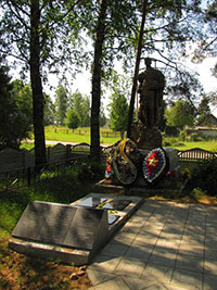 Братская могила в деревне Воронцово Духовщинского района Смоленской области, где похоронен Герой Советского Союза Николай Тихонов