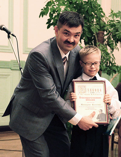 Александр Бубякин поздравляет Валеру Жильцова