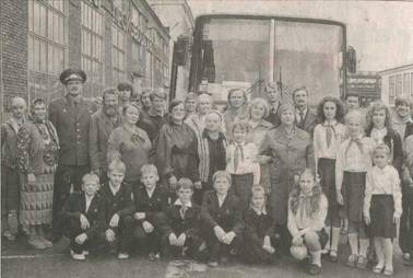 Массовку – школьников, пенсионеров, рабочих – искали, как это водится, прямо на месте, в Череповце. «Пионеров» нашли в 4-й и 16-й школах. Основная часть актеров второго плана – череповецкие артисты (театр «Знак», Камерный театр, Народный театр, цирк «Супер-скок»).