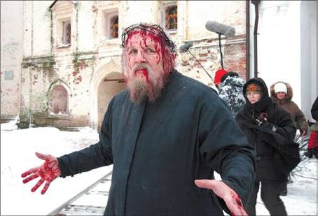 Наложив на голову венок, сплетённый из колючей проволоки, меня стали «кровить». Густая краска плотно ложилась на лицо и тут же застывала.