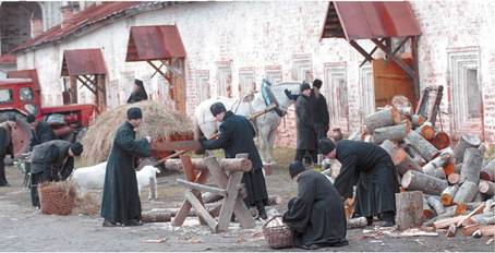 Все готово к съемкам очередной сцены. Массовка на месте, ждем появления главного героя… Фото Александра Коркко