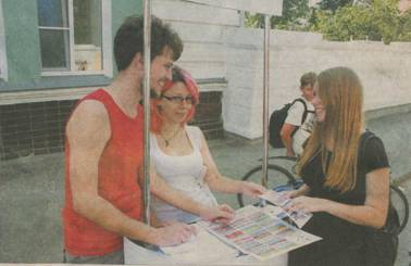 Билеты на кинофестиваль продавали студенты факультета иностранных языков Вологодского педуниверситета. Фото Людмилы Федотовой и Александра Артюшенкова