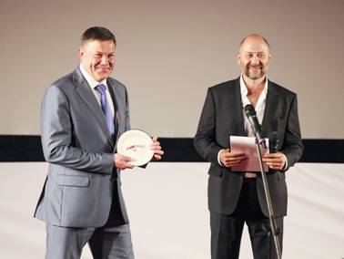 Ведущий церемонии Максим Ковалевский (радио «Маяк» предложил губернатору Олегу Кувшинникову и актрисе Оливии Маньяни разбить тарелку на счастье. Фото Сергея Юрова