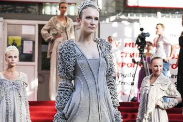 На красной дорожке прошел показ коллекции льняной одежды 