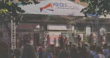 В программе кинофестиваля VOICES было представлено более 70 картин европейского и российского кинематографа. Каждый день в кинотеатрах «Ленком» и «Салют» показы начинались с 10 часов утра