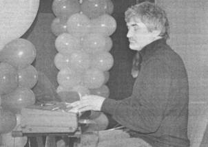 Горечь от закрытия фестиваля сгладил музыкант группы «Аквариум» Андрей Суротдинов, озвучивший немую комедию «Застенчивый»