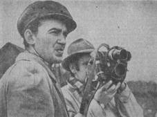 На снимке: молодой режиссер Александр Косинов и оператор Владимир Зикеев на натурных съемках в городе Никольске. Фото В. Покровского.