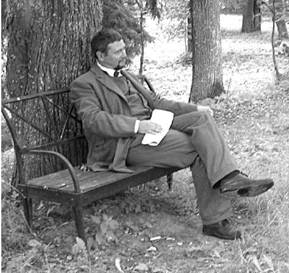 Режиссер фильма Александр Капков сам сыграл главного героя – Александра Куприна