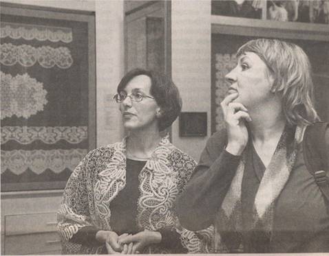 Заведующая Музеем кружева Юлия Евсеева (слева) ознакомила сценариста Елену Иголинскую с историей кружевоплетения. /Фото Валентины Певцовой