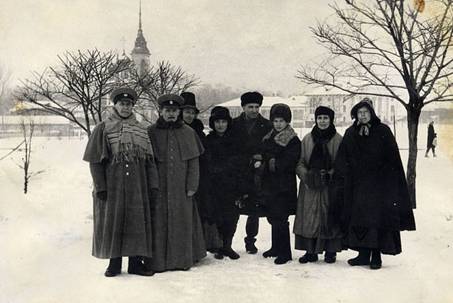 Петр Андреевич Нечаев (в середине) с участниками массовок в перерыве между съемками